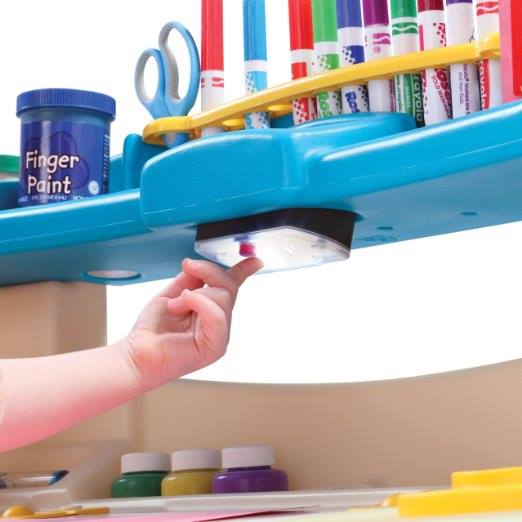 โต๊ะทำงานของน้องหนู Step2 Deluxe Art Master Desk