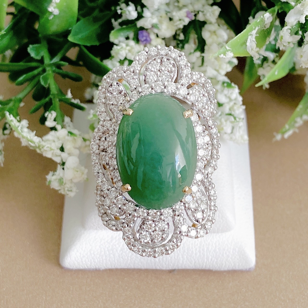 แหวนพลอยหยกพม่าหลังเบี้ย รูปไข่ Oval Shaped มาเม็ดใหญ่ ฝังเพชรดีไซน์สวยอลังการ อีก 3กะรัต‼️ วงนี้เพชรขาวสวยมากค่ะ เพชรน้ำ 98 หน้ากว้าง ใส่สวยเต็มหน้านิ้วเลยค่ะ ทองมาหนักเกือบบาท ราคานี้คุ้มสุดๆ