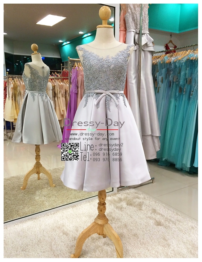 รหัส ชุดราตรีสั้น : PF128 ชุดราตรีแบบสั้นสีเทา แบบเรียบหรู เพิ่มความน่ารักด้วยโบว์ฺเล็กๆ ที่เอว เหมาะสำหรับงานแต่งงาน งานกลางคืน กาล่าดินเนอร์