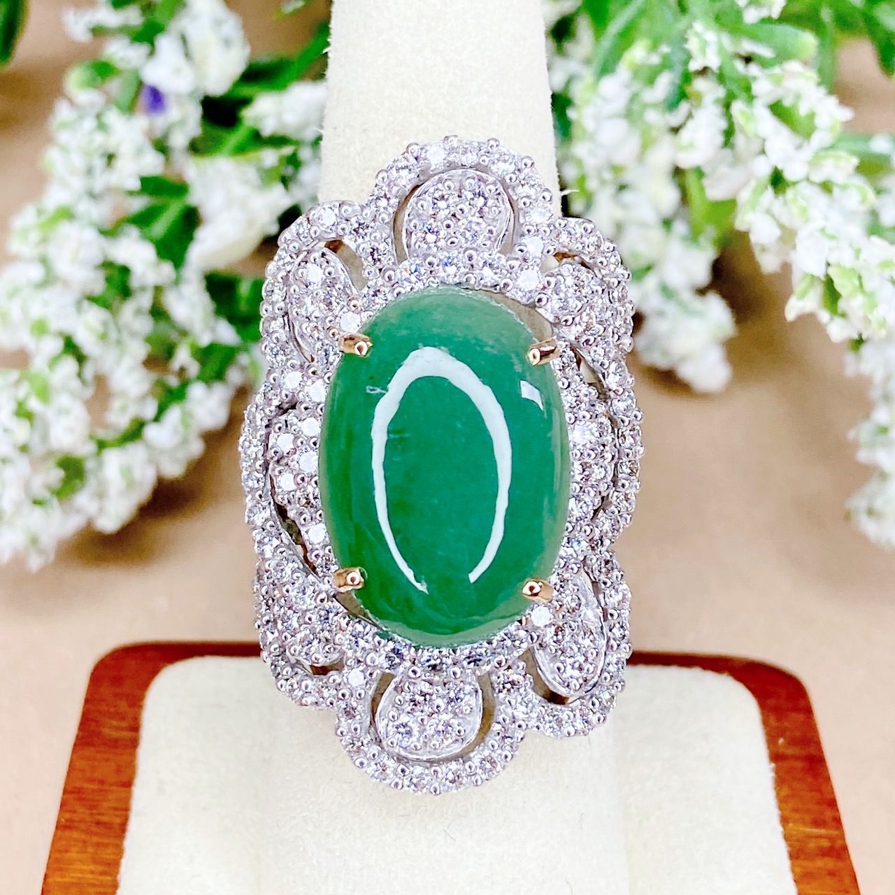 แหวนพลอยหยกพม่าหลังเบี้ย รูปไข่ Oval Shaped มาเม็ดใหญ่ ฝังเพชรดีไซน์สวยอลังการ อีก 3กะรัต‼️ วงนี้เพชรขาวสวยมากค่ะ เพชรน้ำ 98 หน้ากว้าง ใส่สวยเต็มหน้านิ้วเลยค่ะ ทองมาหนักเกือบบาท ราคานี้คุ้มสุดๆ