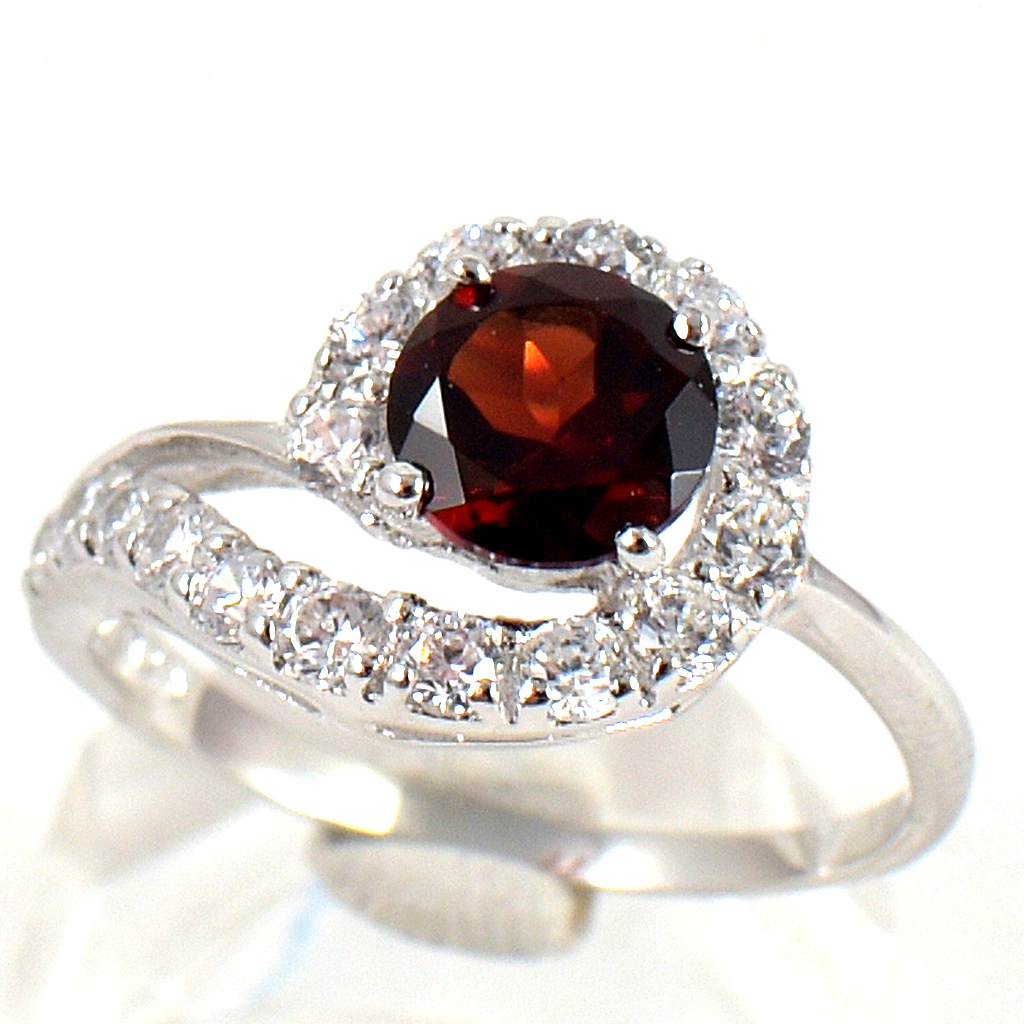 แหวนเงินแท้ราคาถูกชุบทองคำขาว พลอยแท้โกเมน 1.20 กะรัต เพชรCZ 0.48 กะรัต งานประณีตสวยงาม สั่งผลิตค่ะ