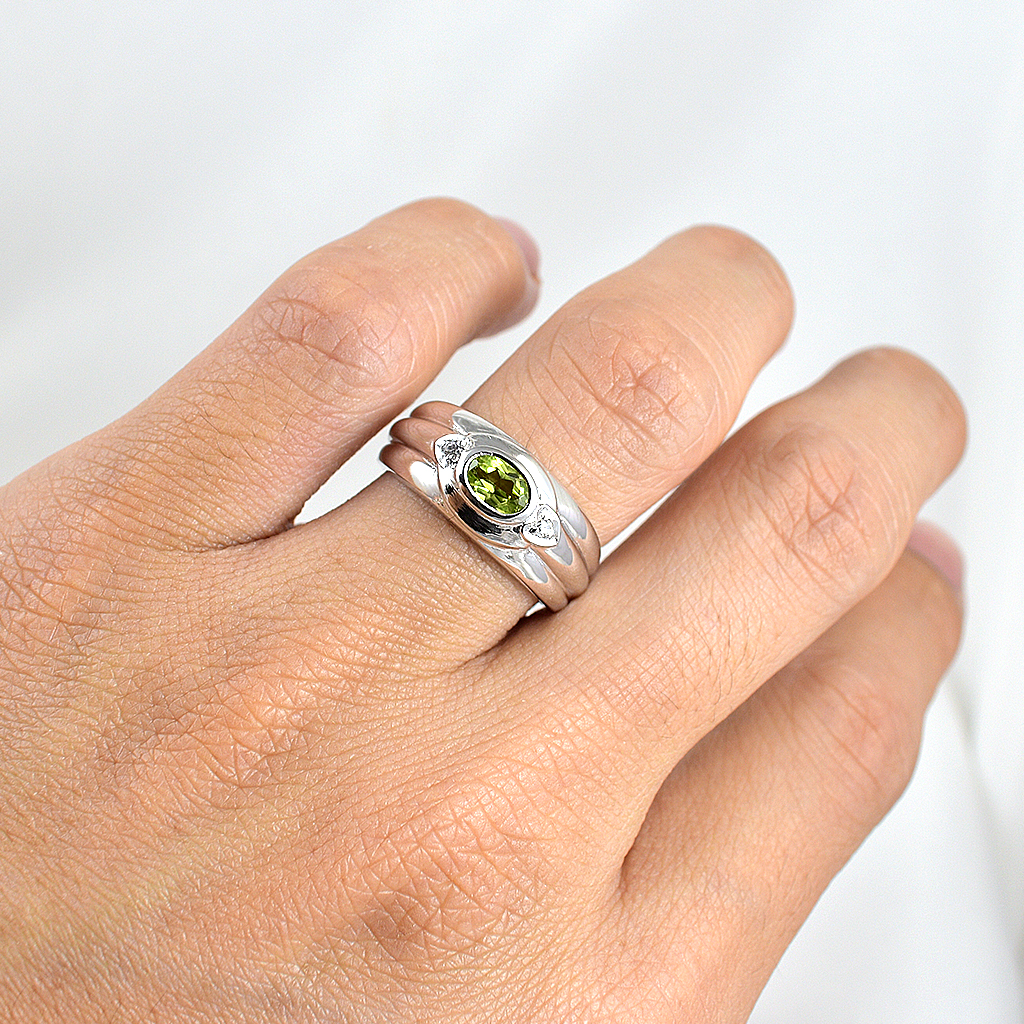 แหวนเงินแท้ราคาถูกชุบทองคำขาว เพอริดอทแท้ 0.55 กะรัต เพชรCZ 0.06 กะรัต งานประณีตสวยงาม สั่งผลิตค่ะ