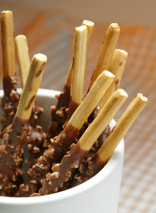 Pocky Chocolate Almond Crush (กล่องทอง)
