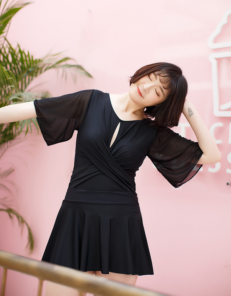 ชุดว่ายน้ำไซส์ 4 xl เซต 2 ชิ้น รอบอก 42-48 รอบเอว 36-42 สะโพก 42-50 นิ้ว กระโปรงตัวนอก รอบเอว 34-42 สะโพกฟรี ยาว 15นิ้ว ผ้าดี งานสวยมากๆค่ะ