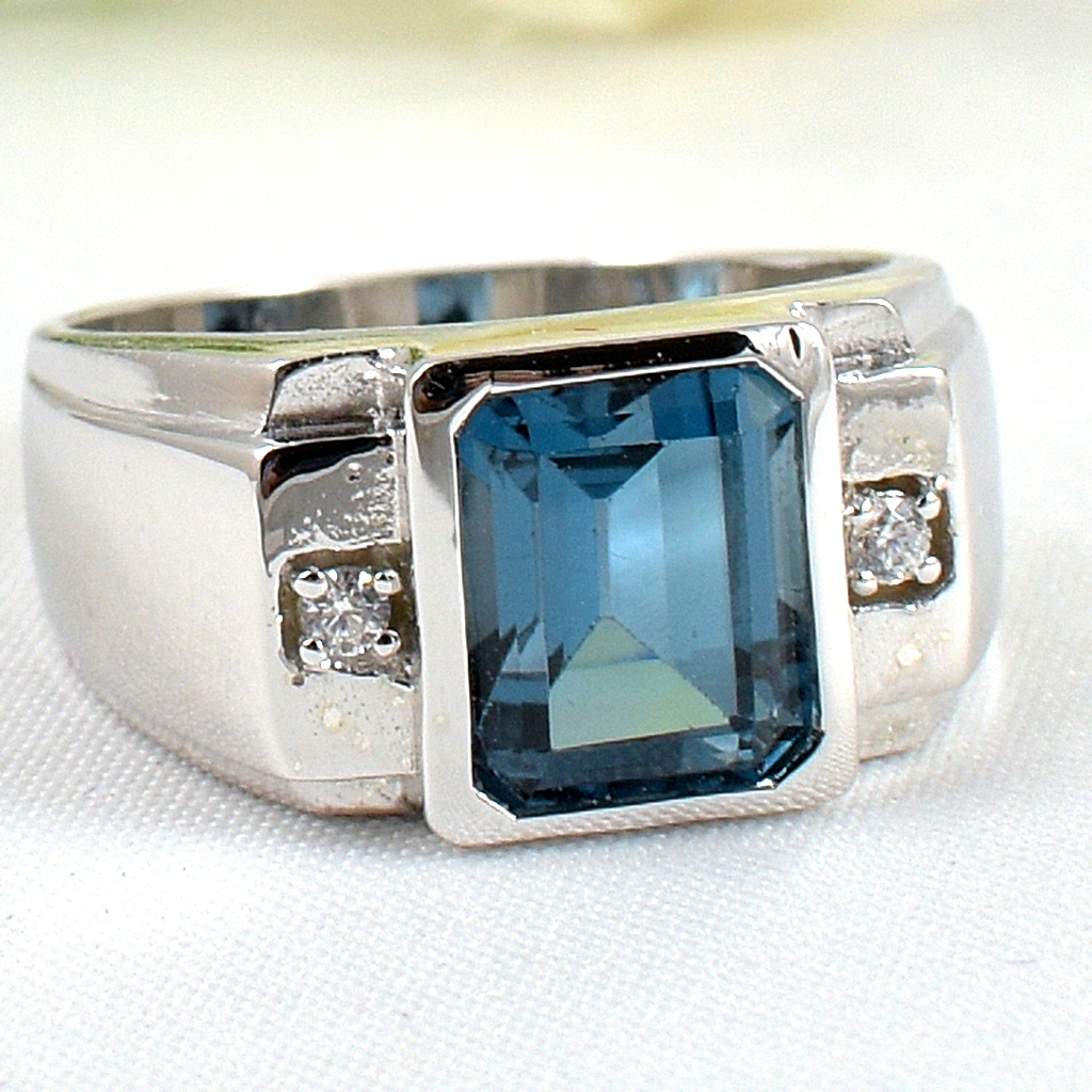 แหวนเงินแท้ราคาถูกชุบทองคำขาว ลอนดอนบลูโทปาซแท้ 4.65 กะรัต เพชรCZ 0.08 กะรัต งานประณีตสวยงาม สั่งผลิตค่ะ