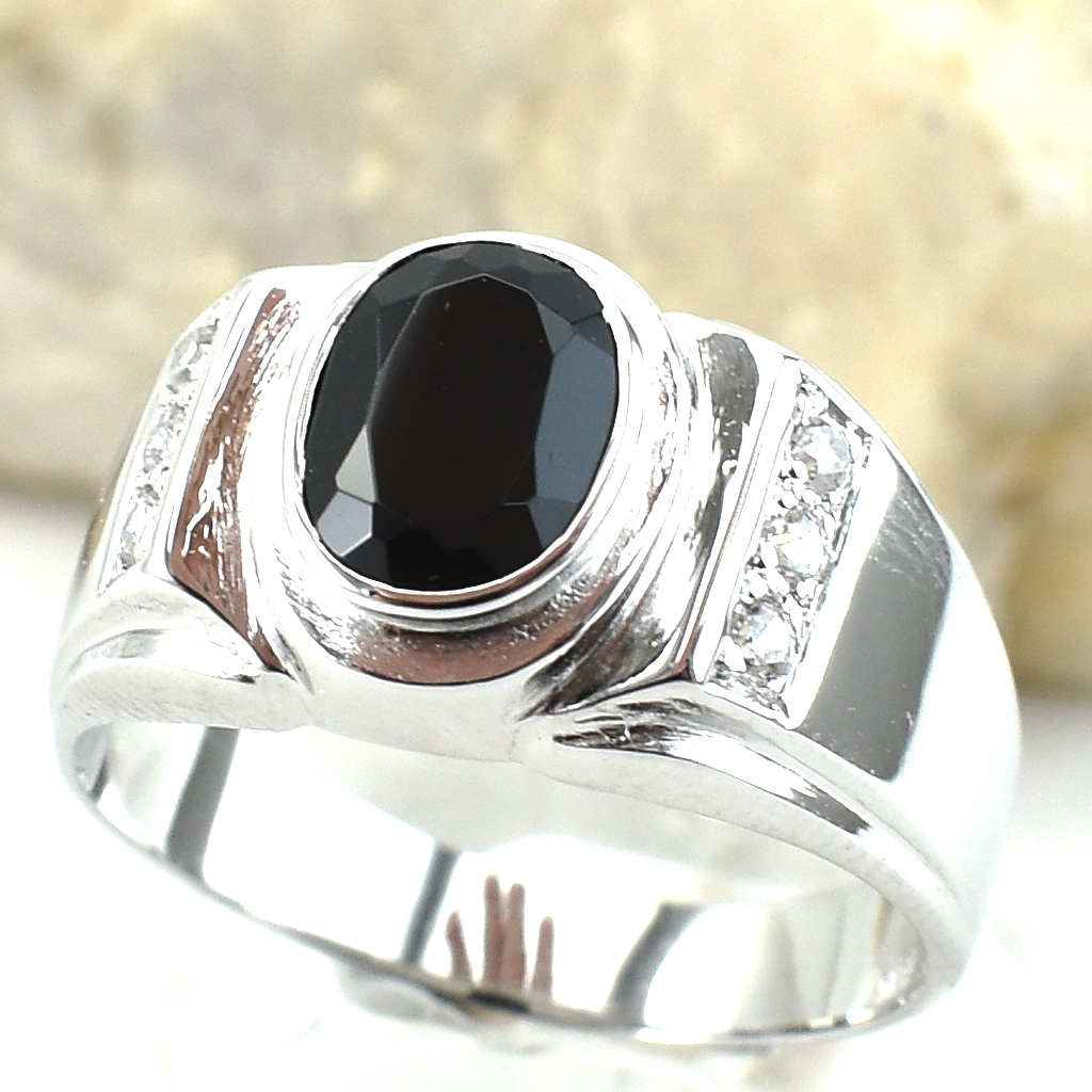 แหวนเงินแท้ราคาถูกชุบทองคำขาว นิลแท้ 1.65 กะรัต เพชรCZ 0.18 กะรัต งานประณีตสวยงาม สั่งผลิตค่ะ