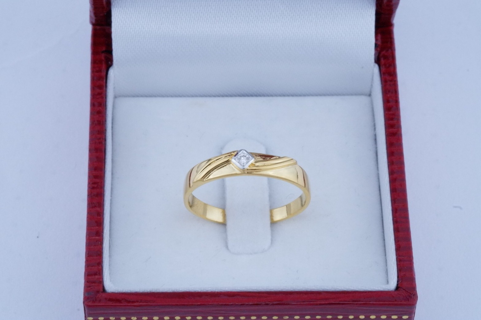 สั่งผลิตเพชรเบลเยี่ยมคัท แหวนแต่งงาน แหวนหมั้น ใส่เที่ยว ออกงาน แหวนทองคำ 18K เพชรแท้ 0.02 กะรัต 2.20 กรัม น้ำ 99 ราคาถูกมาก มีใบรับประกันค่ะ