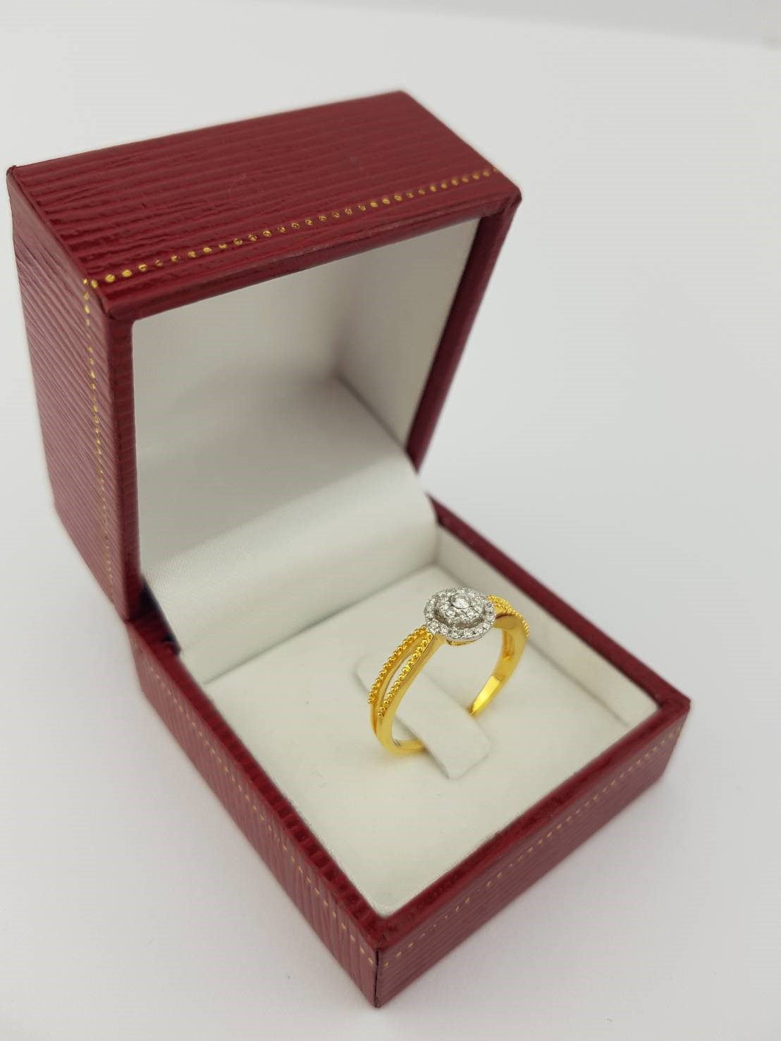 สั่งผลิตเพชรเบลเยี่ยมคัท แหวนแต่งงาน แหวนหมั้น ใส่เที่ยว ออกงาน แหวนทองคำ 18K เพชรแท้ 0.24 กะรัต 2.56 กรัม น้ำ 99 ราคาถูกมาก มีใบรับประกันค่ะ