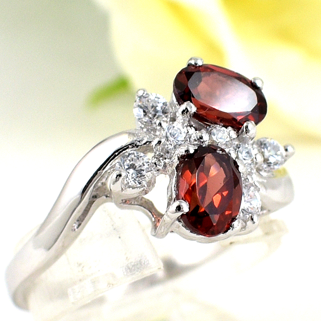 แหวนเงินแท้ราคาถูกชุบทองคำขาว พลอยแท้โกเมน 1.14 กะรัต เพชรCZ 0.235 กะรัต งานประณีตสวยงาม สั่งผลิตค่ะ