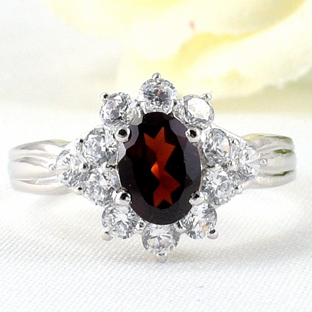 แหวนเงินแท้ราคาถูกชุบทองคำขาว พลอยแท้โกเมน 1.10 กะรัต เพชรCZ 0.72 กะรัต งานประณีตสวยงาม สั่งผลิตค่ะ