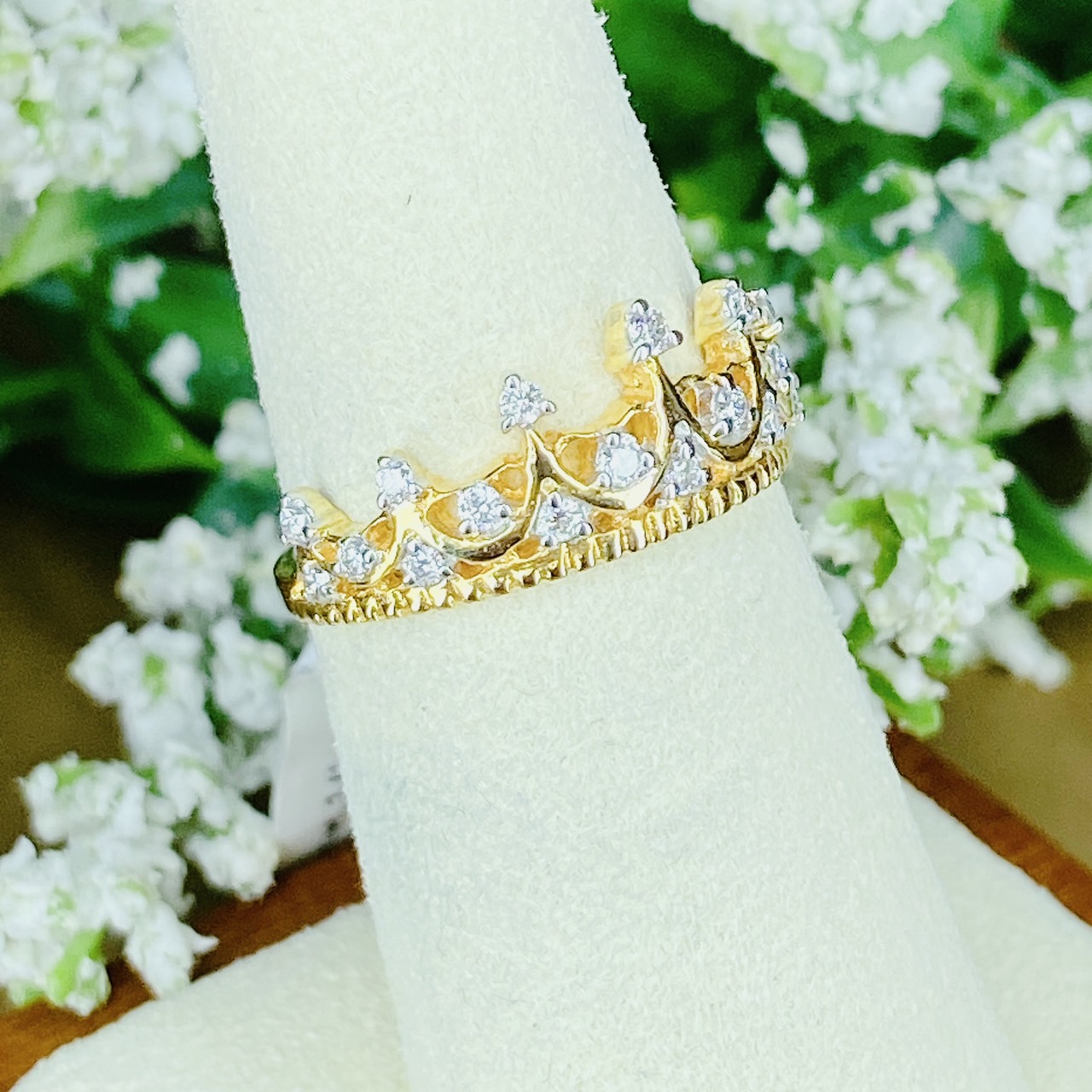 แหวนเพชรดีไชน์มงกุฎTiara diamond ring สวย น่ารัก ดูเจ้าหญิงสุดๆค่ะ ตัวเรือน Yellow Gold เพชรขาวสวยใสเล่นไฟดี