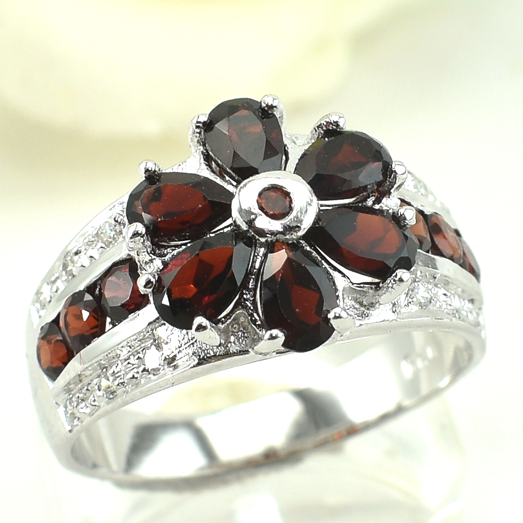 แหวนเงินแท้ราคาถูกชุบทองคำขาว พลอยแท้โกเมนเม็ดกลาง 2.75 กะรัต เม็ดข้าง 0.72 กะรัต เพชรCZ 0.12 กะรัต งานประณีตสวยงาม สั่งผลิตค่ะ