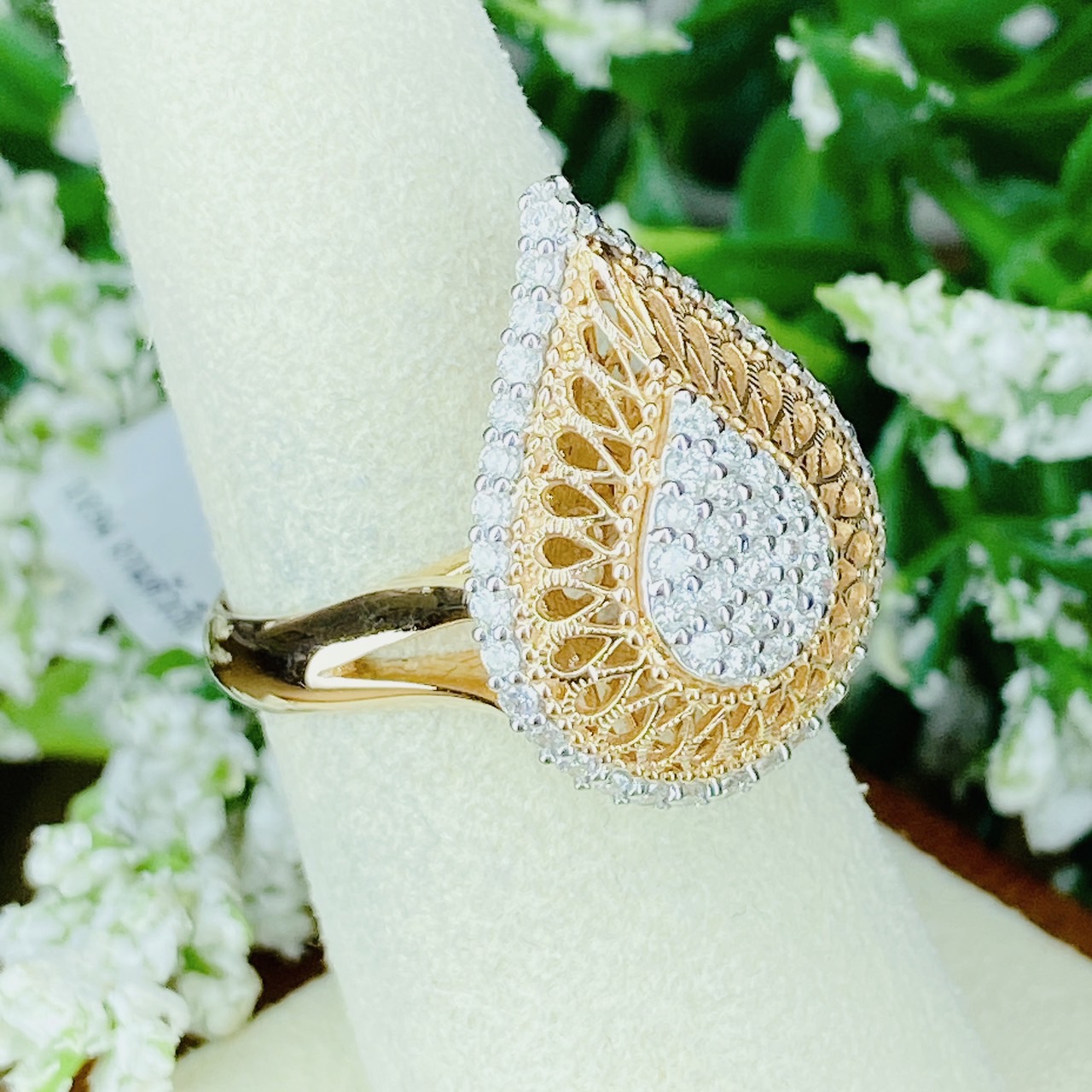 แหวนเพชรฝังกลุ่ม เป็นกลีบบัว ตัวเรือนงานนอกนำเข้า Rosegold หรูหรา ใส่วงเดียวเอาอยู่เลยค่ะ เพชรเม็ดใหญ่ เพชรขาวสวยเล่นไฟดี ราคานี้ห้ามพลาดเลยค่ะ งานดีไชน์ให้อารมณ์วินเทจสุดๆ งานดีไซน์จากทางร้านเลยค่ะ