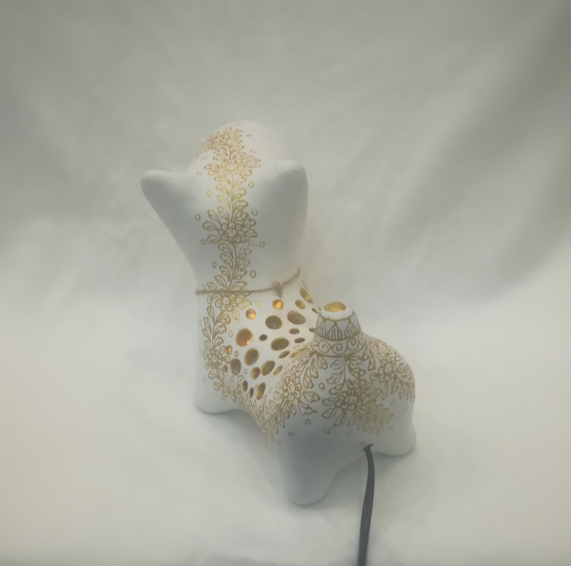 โคมไฟตั้งโต๊ะน้องหมาขาวลายทอง