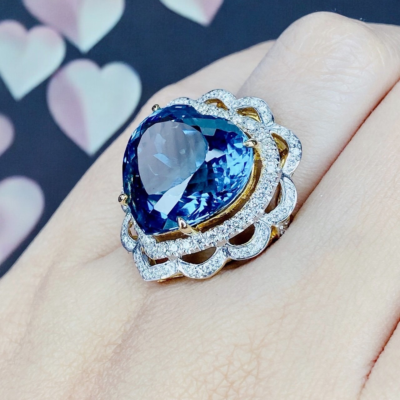 แหวนพลอยลอนดอนบลูรูปหัวใจ (Heart Shaped) ล้อมเพชรบริวาร สีพลอยสวยสด สีออกเป็น Bright Blue มากๆค่ะ เพชรมาเกือบกะรัต วงใหญ่เลยค่ะ