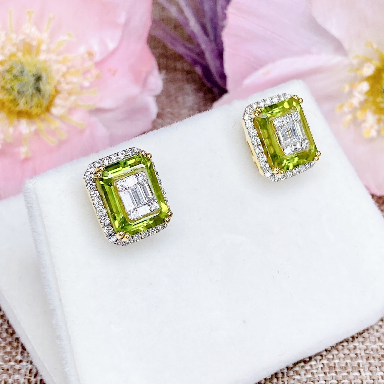 ต่างหู Natural Green Peridot โดยชุดผลงานนี้เราใช้ Peridot อัญมณีสีเขียวสวย สีเขียวใบมะกอก