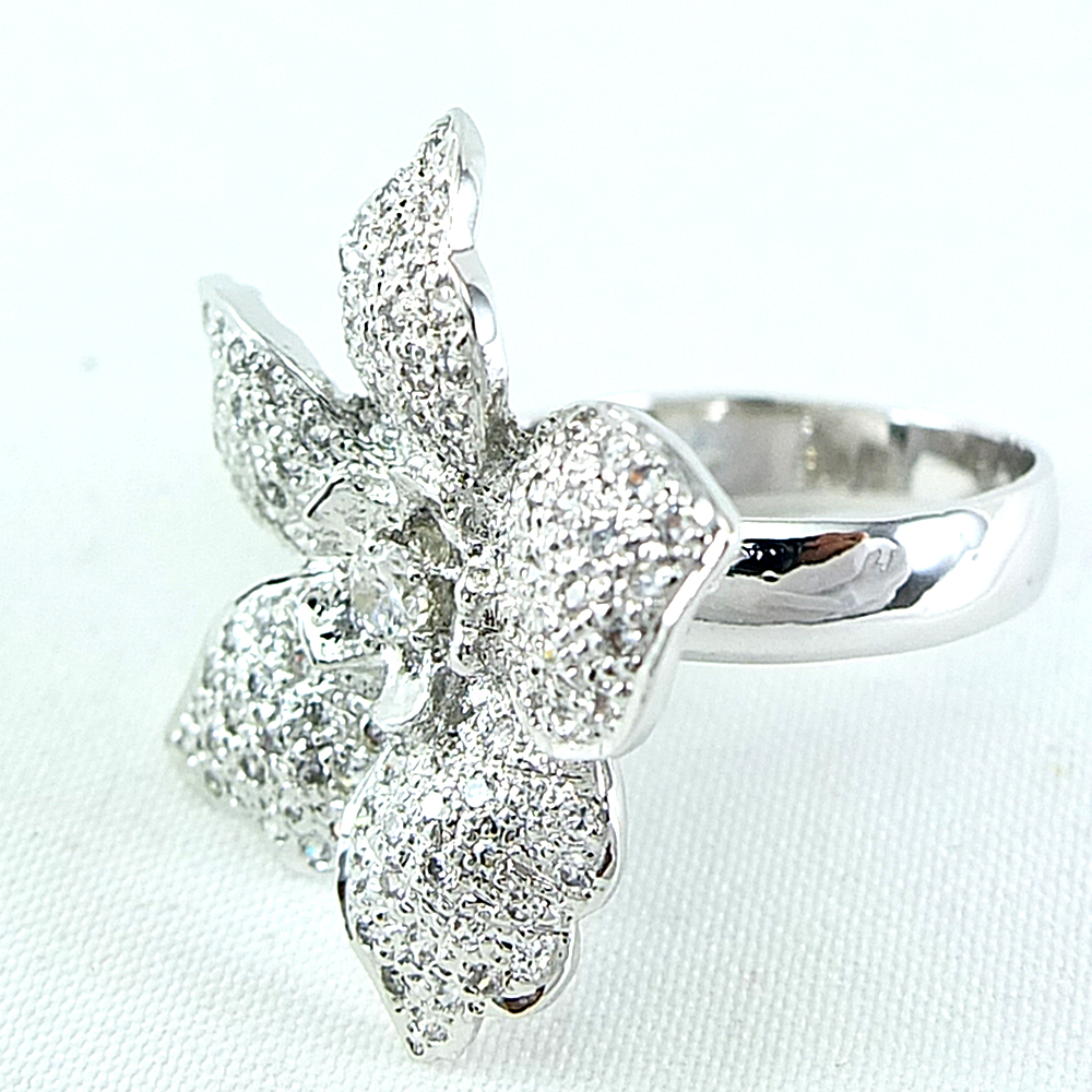 แหวนเงินแท้ราคาถูกชุบทองคำขาว เพชรCZเม็ดกลาง 0.10 กะรัต เพชรCZเม็ดข้าง 1.59 กะรัต งานประณีตสวยงาม สั่งผลิตค่ะ