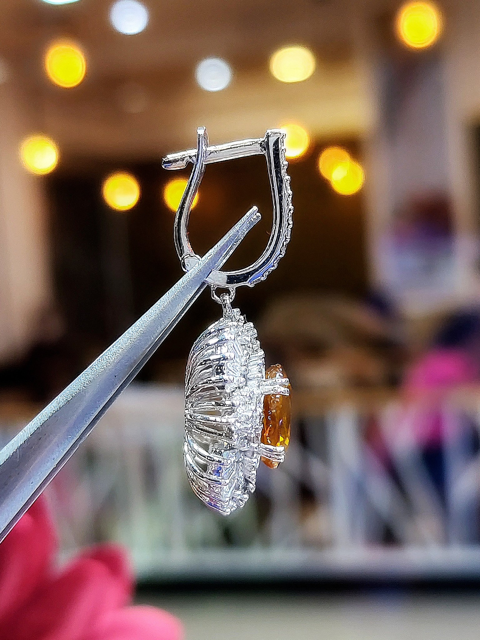 พร้อมส่งและสั่งผลิตต่างหูตุ้งติ้งเพชรแท้ พลอยบุษราคัมบางกะจะล้อมเพชรเบลเยี่ยมขาวสวยวิ้งวับ ชนิดก้านล็อค แต่งงาน หมั้น ใส่เที่ยว ออกงาน ทองคำ 18K เพชรแท้ 1.90 กะรัต 142 เม็๋ด ราคาถูกมาก ส่งฟรี