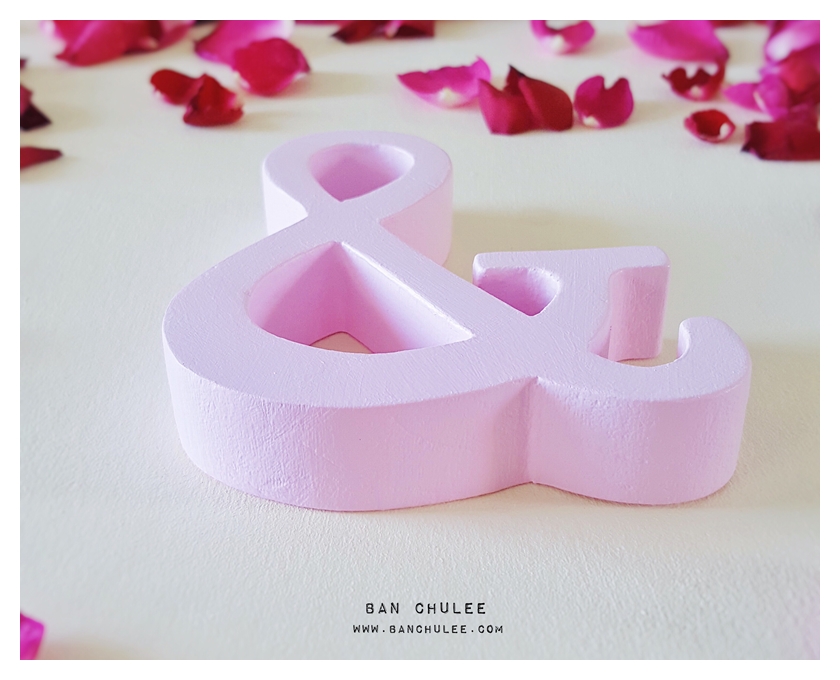 Spring Beauty - สัญลักษณ์ & (Ampersand) ตั้งโต๊ะ งานไม้สัก โทนสีชมพู
