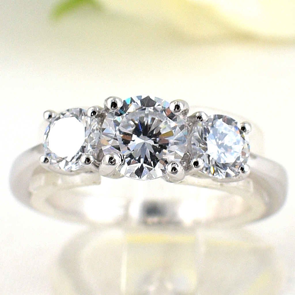 แหวนเงินแท้ราคาถูกชุบทองคำขาว เพชรCZเม็ดกลาง 0.80 กะรัต เพชรCZเม็ดข้าง 0.50 กะรัต งานประณีตสวยงาม สั่งผลิตค่ะ