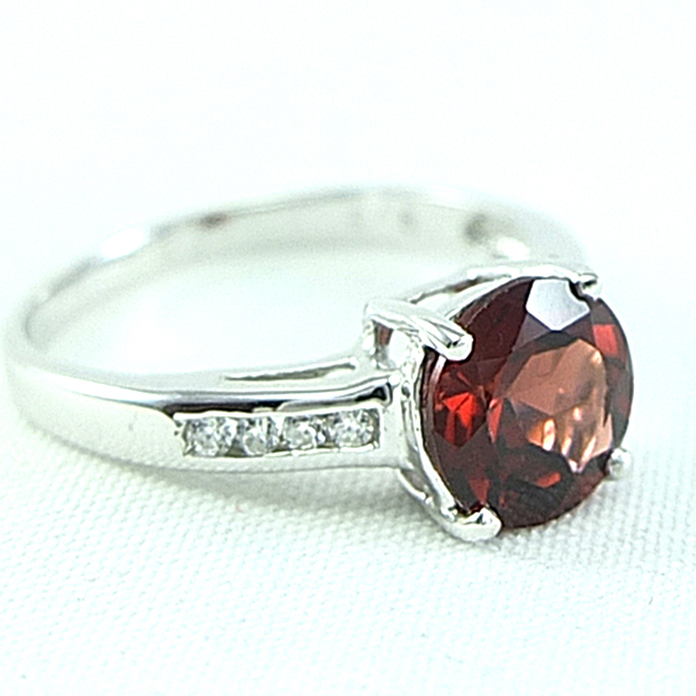 แหวนเงินแท้ราคาถูกชุบทองคำขาว พลอยแท้โกเมน 1.65 กะรัต เพชรCZ 0.08 กะรัต งานประณีตสวยงาม สั่งผลิตค่ะ