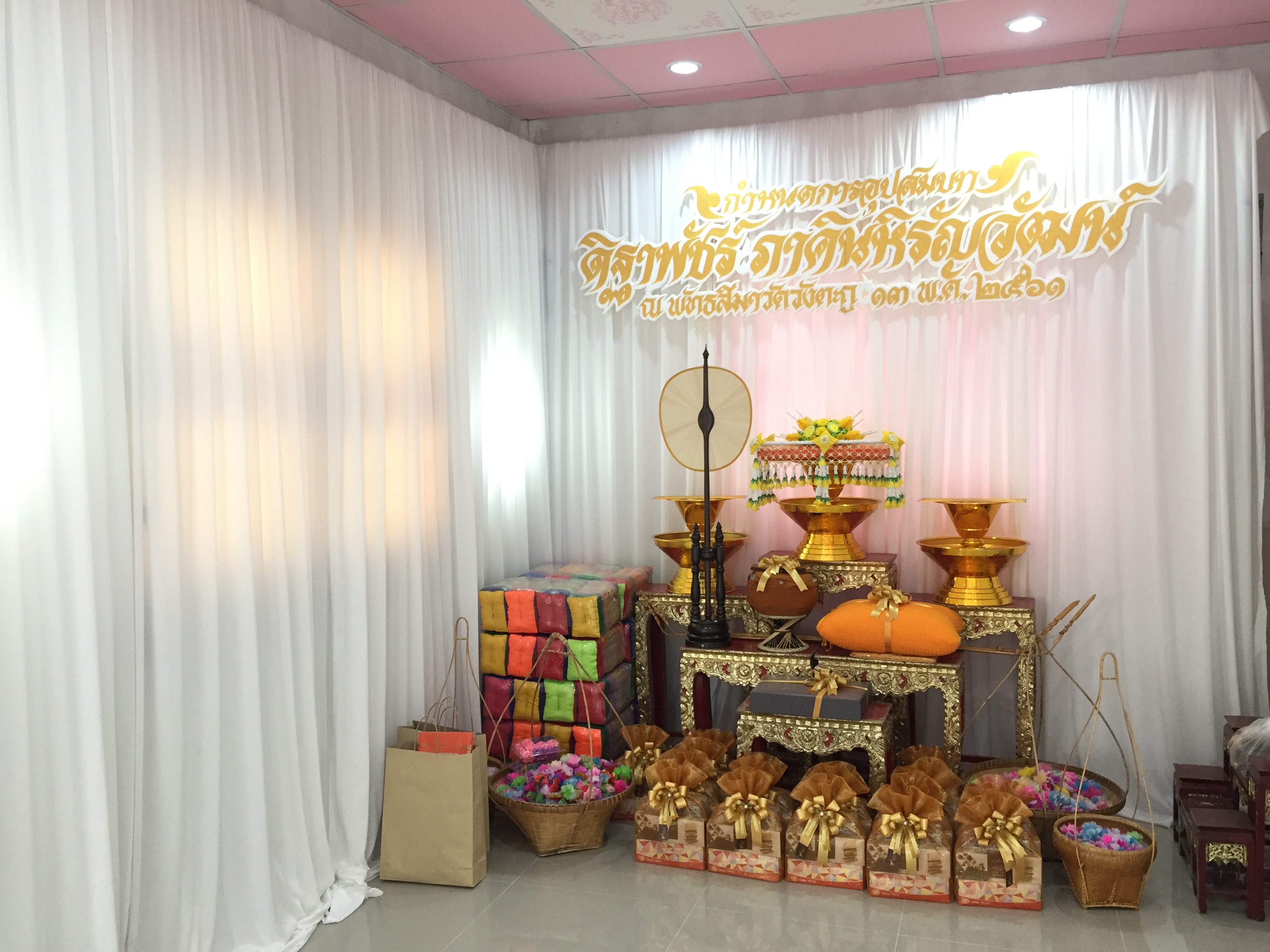 ที่คลุมผ้าไตรดอกไม้ประดิษฐ์ แบบแบน