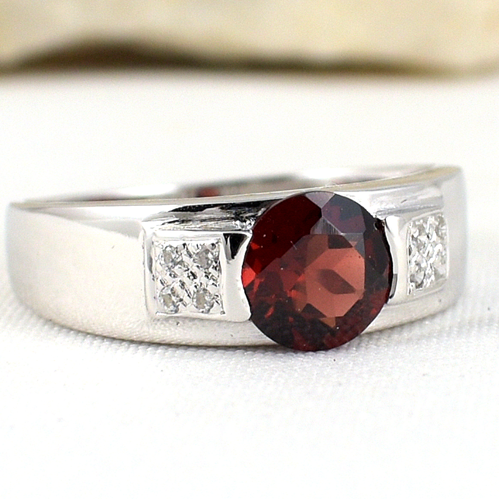 แหวนเงินแท้ราคาถูกชุบทองคำขาว พลอยแท้โกเมน 1.0 กะรัต เพชรCZ 0.056 กะรัต งานประณีตสวยงาม สั่งผลิตค่ะ