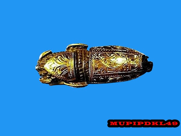 พญาหมูพลิกแผ่นดิน(นารายณ์อวตารปราบมาร) หลวงปู่กาหลงเขี้ยวแก้ว วัดเขาแหลม จ.สระแก้ว เลี่ยมทองเป็นชิ้น คลาสสิกมาก