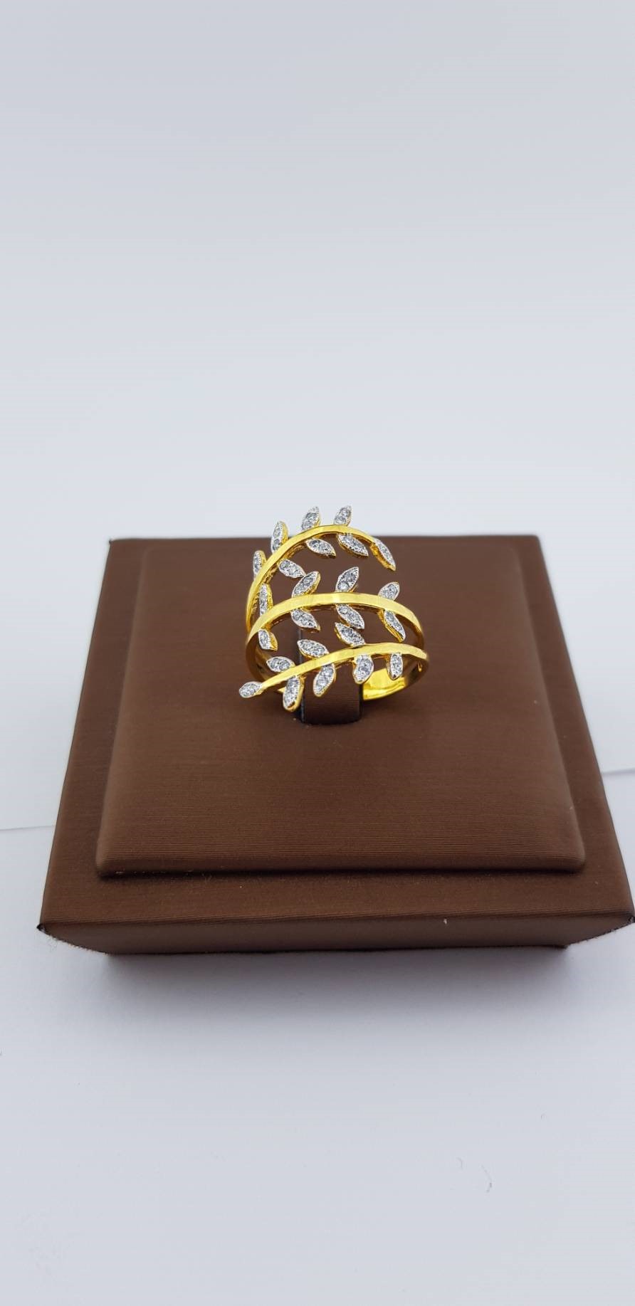 สั่งผลิตเพชรเบลเยี่ยมคัท แหวนแต่งงาน แหวนหมั้น ใส่เที่ยว ออกงาน แหวนทองคำ 18K เพชรแท้ 0.35 กะรัต 4.18 กรัม น้ำ 99 ราคาถูกมาก มีใบรับประกันค่ะ