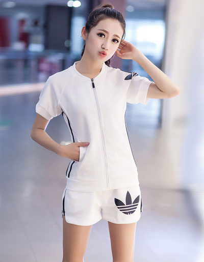 ชุดออกกำลังกายผู้หญิงสีขาว ขาสั้น สไตล์แบรนด์ มี 4 ไซส์ M/L/XL/2XL รหัส 1726