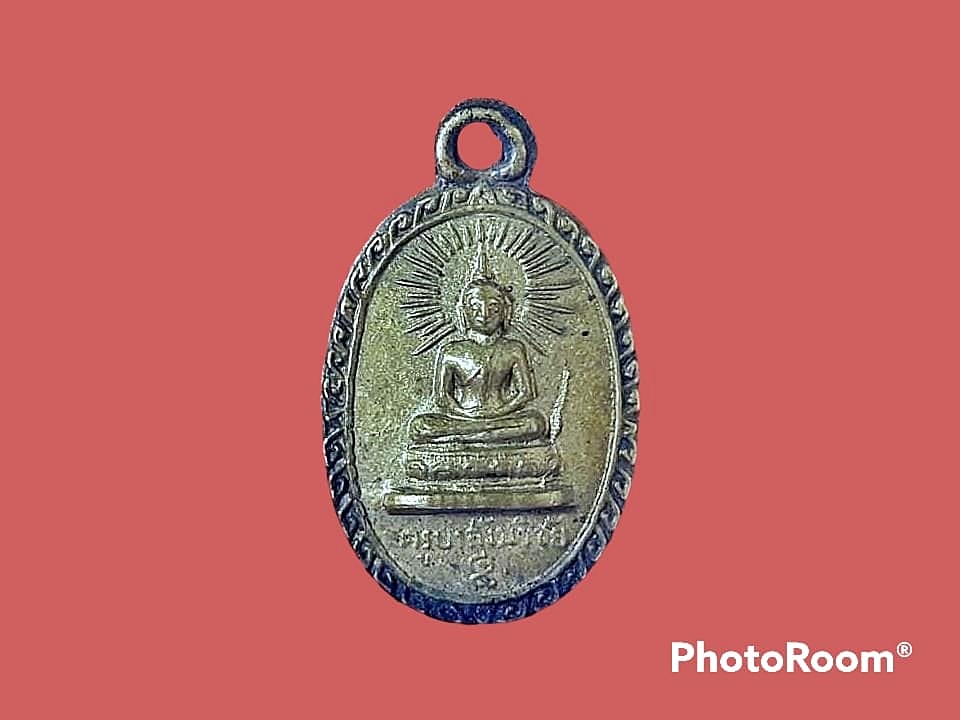 เหรียญเม็ดแตง วัดอนงคารามวรวิหาร กรุงเทพมหานคร ครูบาสังฆวิชัย เนื้อทองฝาบาตร ขนาดกว้าง 1.4 cm. สูง 2.2 cm.