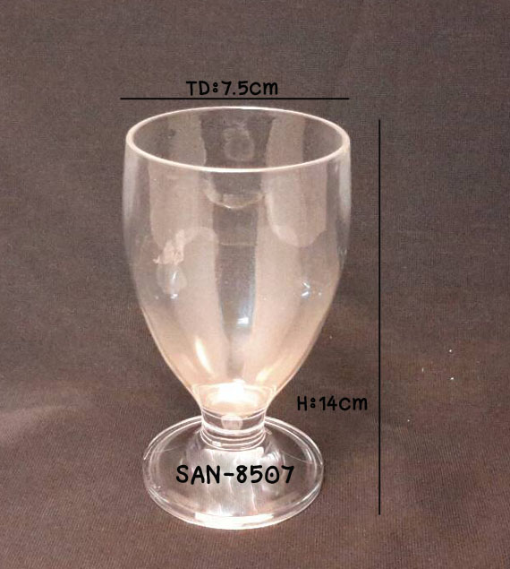 แก้วน้ำพลาสติกริมสระน้ำ Glass plastic poolside. SAN-8507