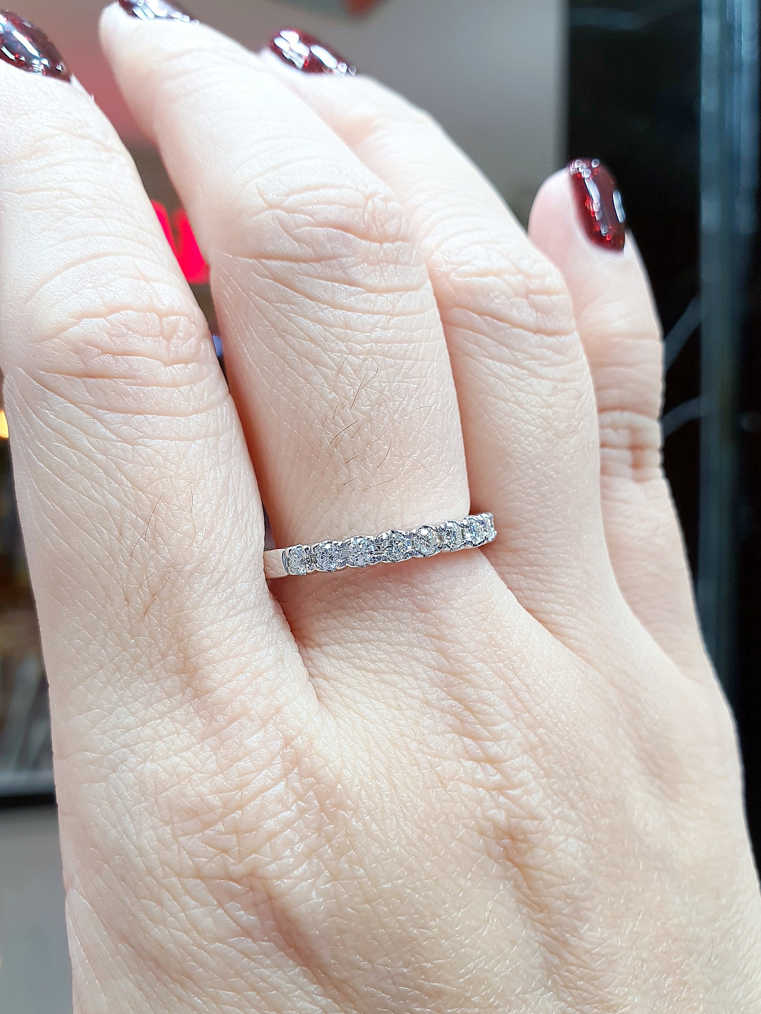 พร้อมส่งและสั่งผลิตแหวนเพชรแท้เบลเยี่ยมคัท แถวเดียวดีไซน์ยอดนิยม ใส่ติดนิ้วเดี่ยวๆดูเรียบหรูหรือใส่คู่กับวงอื่นดูสวยเก๋มีสไตล์ แหวนแต่งงาน แหวนหมั้น ใส่เที่ยว ออกงาน แหวนทองคำ9K เพชรแท้ 0.50 กะรัต 14 เม็ด ราคาถูกมาก ส่งฟรี