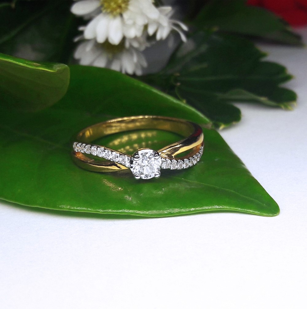 สั่งผลิตเพชรเบลเยี่ยมคัท แหวนแต่งงาน แหวนหมั้น ใส่เที่ยว ออกงาน แหวนทองคำ 18K เพชรแท้ 0.32 กะรัต 2.96 กรัม น้ำ 99 ราคาถูกมาก มีใบรับประกันค่ะ