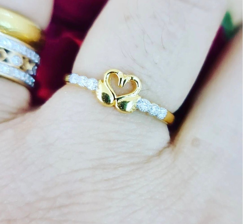 พร้อมส่งและสั่งผลิตแหวนเพชรหงส์คู่รูปหัวใจ แหวนแต่งงาน แหวนหมั้น ใส่เที่ยว ออกงาน แหวนทองคำ 9K เพชรเกสรแท้ 0.06 กะรัต 6 เม็ด ราคาถูกมาก ส่งฟรี