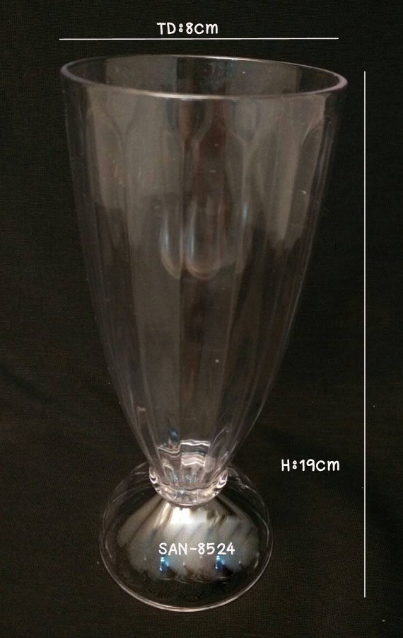 แก้วน้ำพลาสติกริมสระน้ำ Ice tea glass poolside. SAN-8524