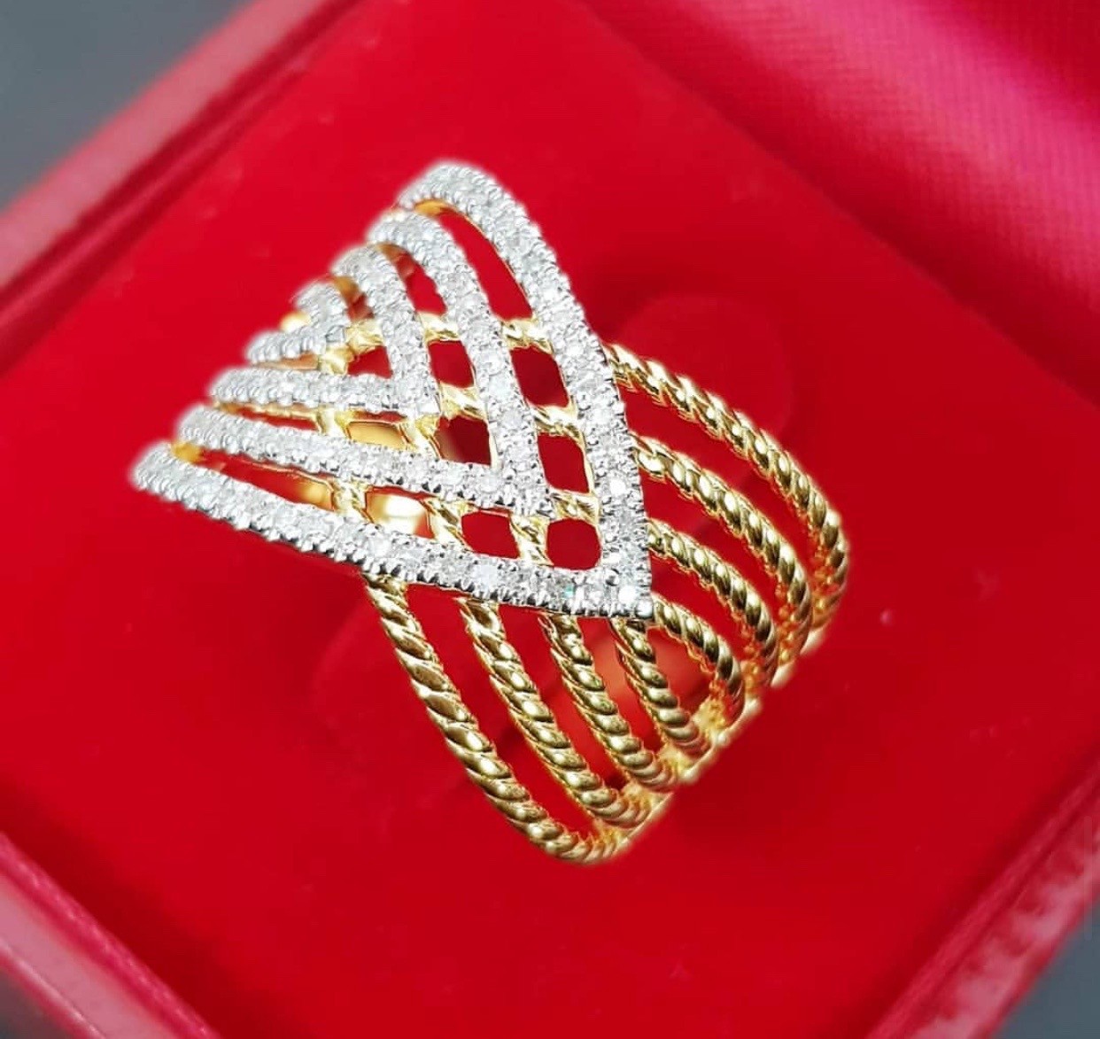 พร้อมส่งและสั่งผลิตแหวนเพชรแท้หน้ากว้างทรงไขว้ แหวนแต่งงาน แหวนหมั้น ใส่เที่ยว ออกงาน แหวนทองคำ 9K เพชรกุหลาบแท้ 0.32 กะรัต 96 เม็ด ราคาถูกมาก ส่งฟรี