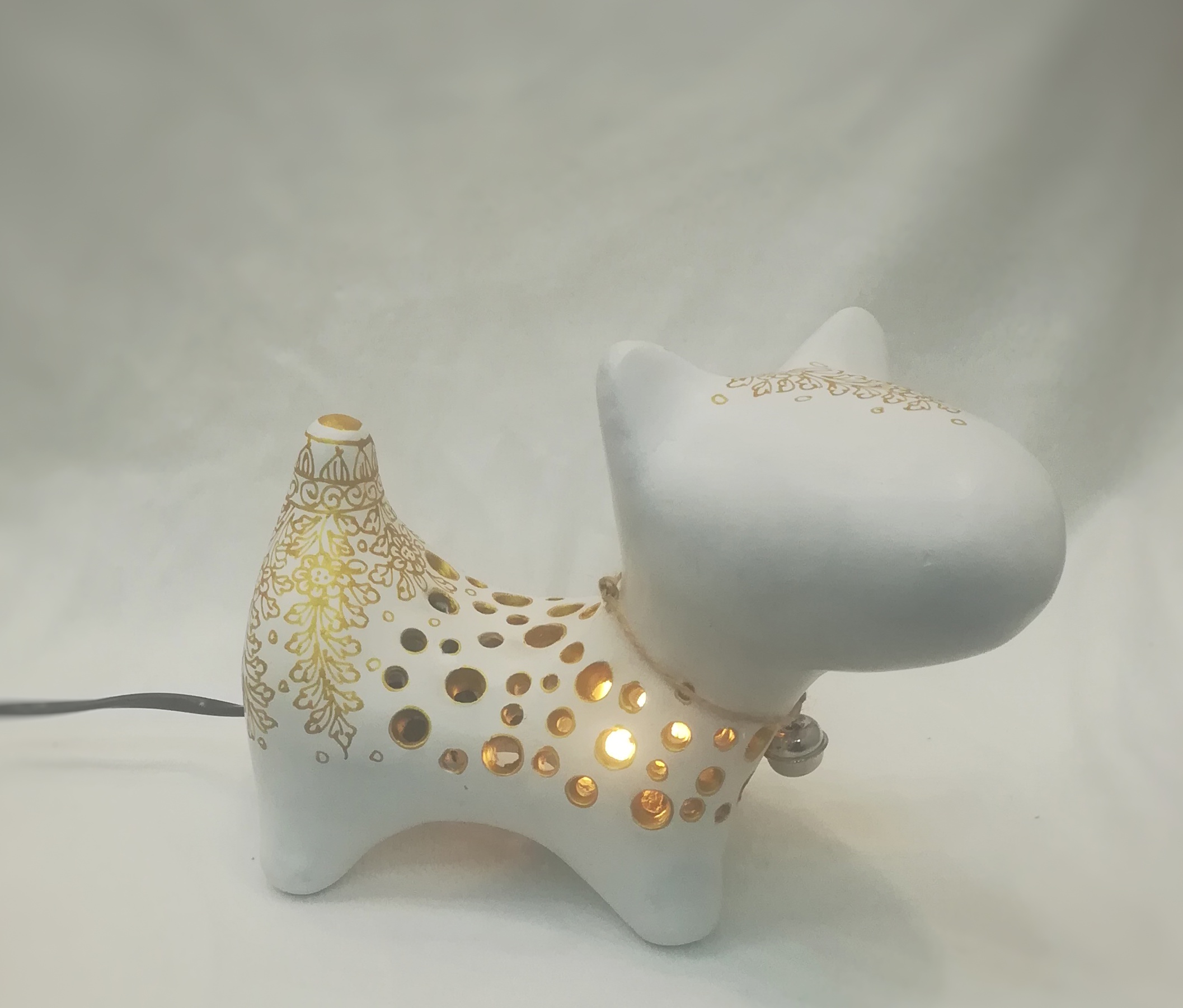 โคมไฟตั้งโต๊ะน้องหมาขาวลายทอง