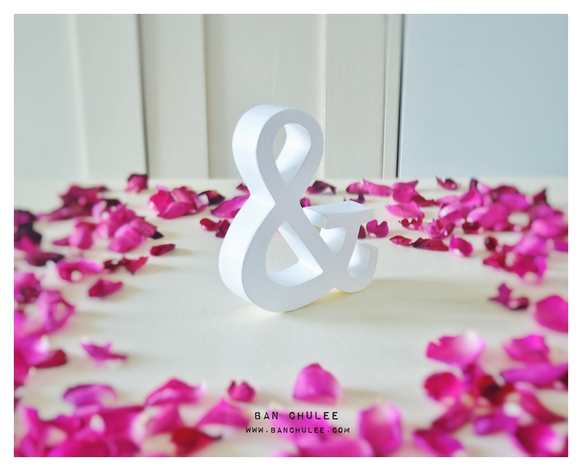 White - สัญลักษณ์ & (Ampersand) ตั้งโต๊ะ งานไม้สัก โทนสีขาว