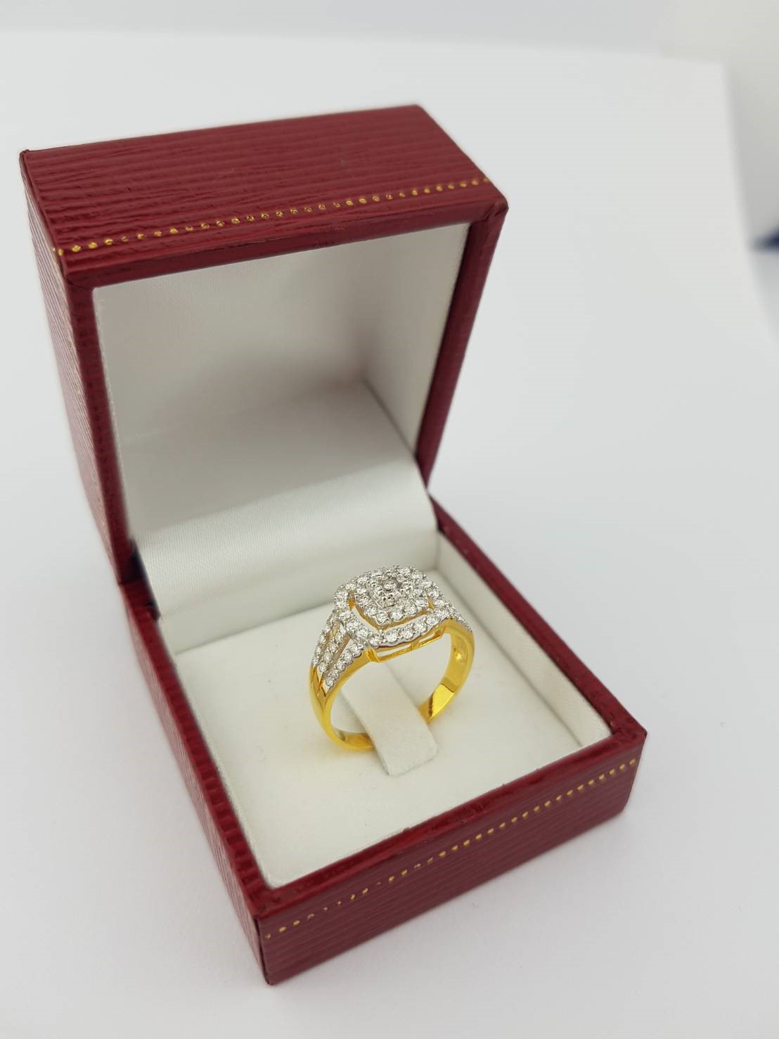 สั่งผลิตเพชรเบลเยี่ยมคัท แหวนแต่งงาน แหวนหมั้น ใส่เที่ยว ออกงาน แหวนทองคำ 18K เพชรแท้ 0.68 กะรัต 3.27 กรัม น้ำ 99 ราคาถูกมาก มีใบรับประกันค่ะ