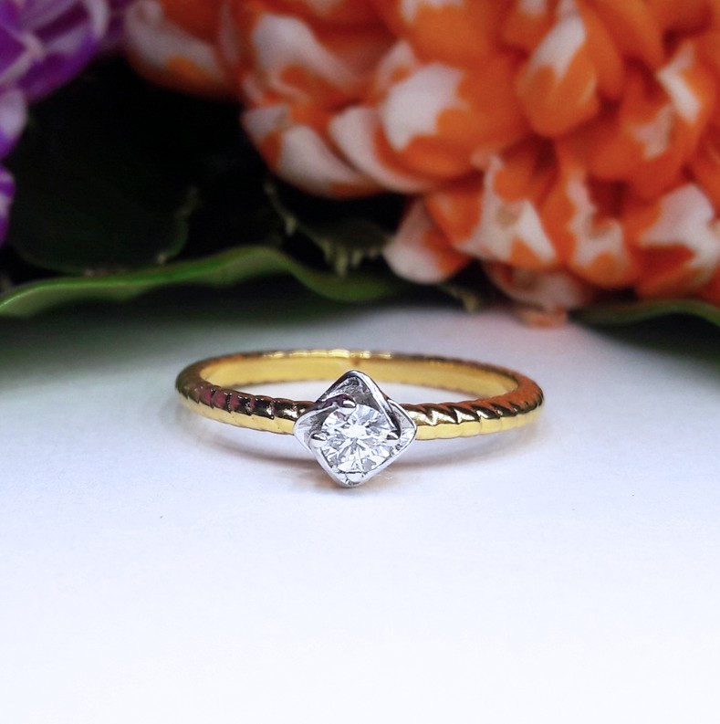 สั่งผลิตเพชรเบลเยี่ยมคัท แหวนแต่งงาน แหวนหมั้น ใส่เที่ยว ออกงาน แหวนทองคำ 18K เพชรแท้ 0.13 กะรัต 1.87 กรัม น้ำ 99 ราคาถูกมาก มีใบรับประกันค่ะ