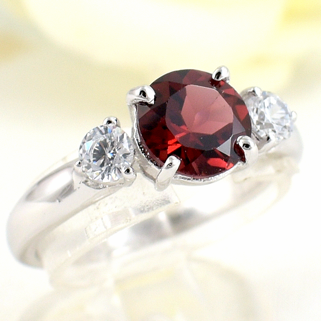 แหวนเงินแท้ราคาถูกชุบทองคำขาว พลอยแท้โกเมน 1.60 กะรัต เพชรCZ 0.32 กะรัต งานประณีตสวยงาม สั่งผลิตค่ะ