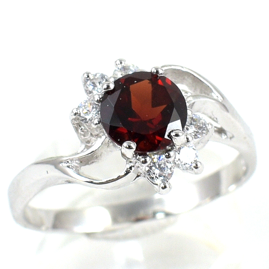 แหวนเงินแท้ราคาถูกชุบทองคำขาว พลอยแท้โกเมน 1.05 กะรัต เพชรCZ 2.10 กะรัต งานประณีตสวยงาม สั่งผลิตค่ะ