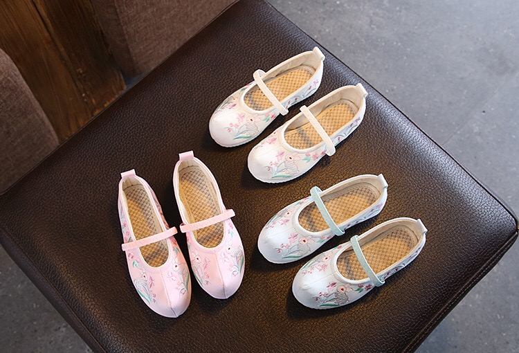 F รองเท้าจีนเด็ก ลายดอกไม้ หัวแหลม สีชมพูอ่อน