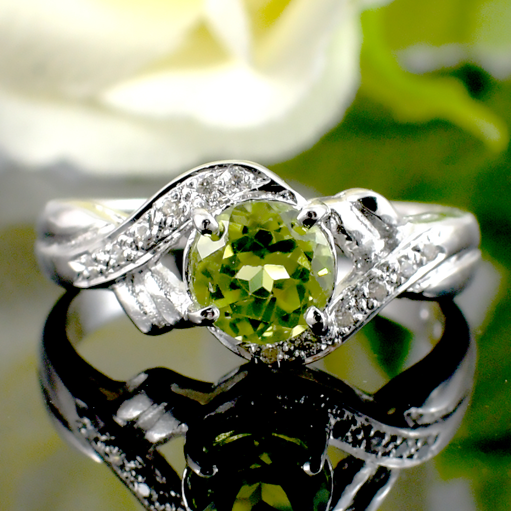 แหวนเงินแท้ราคาถูกชุบทองคำขาว เพอริดอทแท้ 0.76 กะรัต เพชรCZ 0.042 กะรัต งานประณีตสวยงาม สั่งผลิตค่ะ