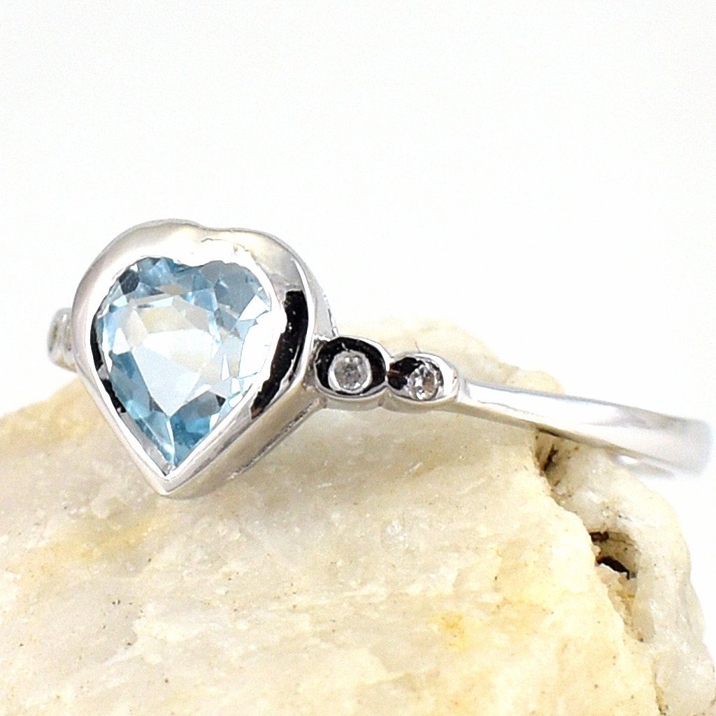 แหวนเงินแท้ราคาถูกชุบทองคำขาว สกายบลูโทปาซแท้ 1.20 กะรัต เพชรCZ 0.02 กะรัต งานประณีตสวยงาม สั่งผลิตค่ะ