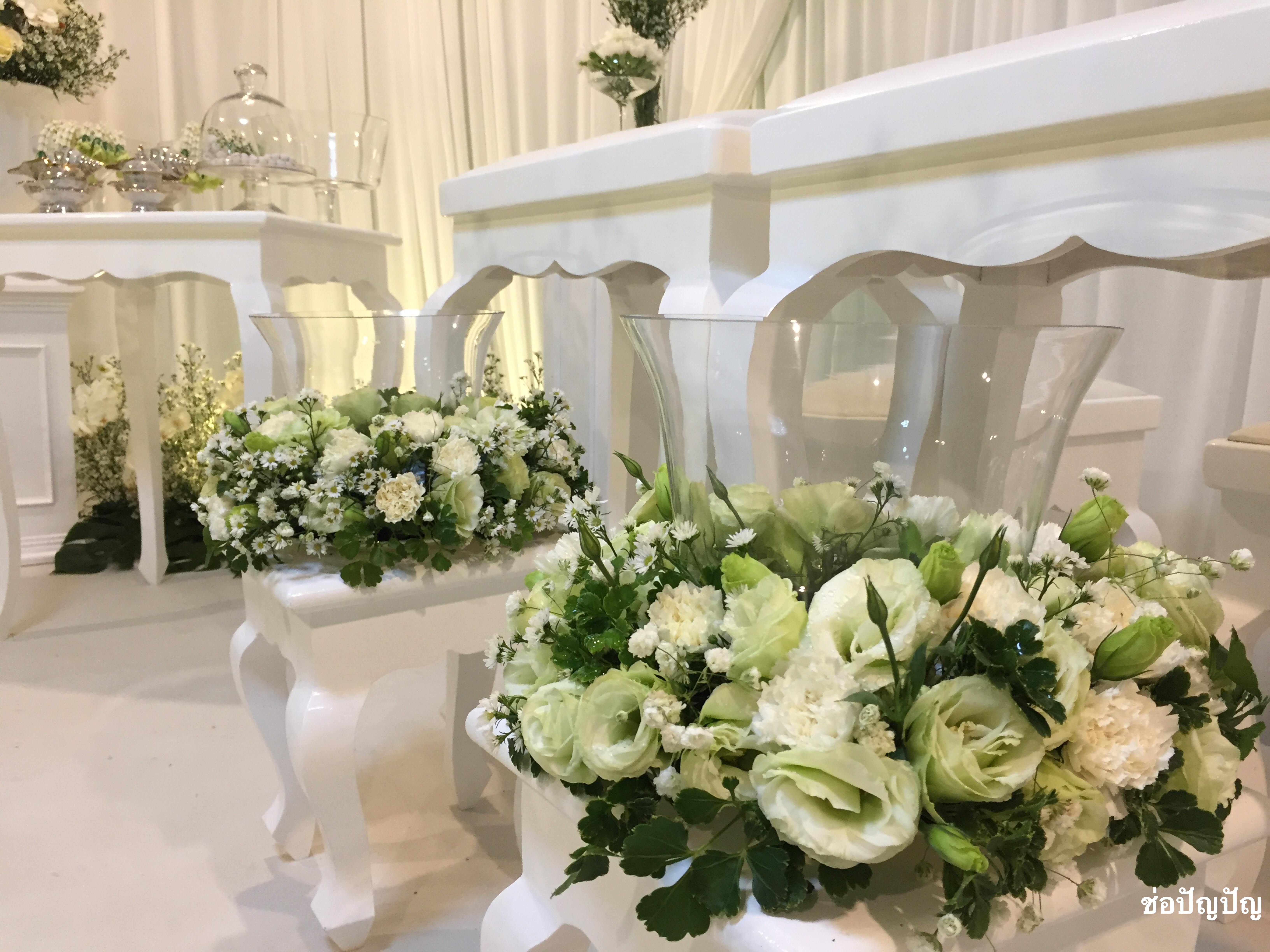 สถานที่หลั่งน้ำสังข์,แบคดรอปหลั่งน้ำสังข์ โทนขาวเขียว