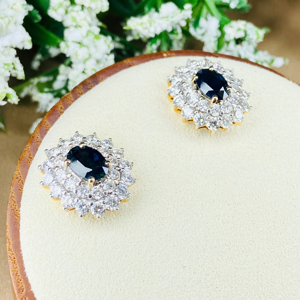 ต่างหูไพลินสยามล้อมเพชรทรง Brilliant Aura ติดหู ไพลินสยาม Blue sapphire จากบ่อบางกะจะ ประเทศไทย พลอยสีน้ำเงินสดสวยทั้งเม็ด