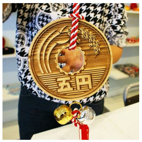 พู่เครื่องราง 5เยนป้ายไม้ ขนาดใหญ่