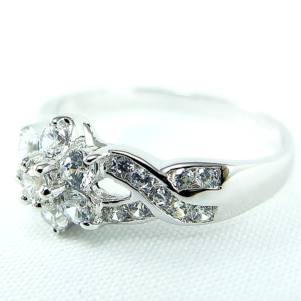 แหวนเงินแท้ราคาถูกชุบทองคำขาว เพชรCZเม็ดกลาง 0.42 กะรัต เพชรCZเม็ดข้าง 0.27 กะรัต งานประณีตสวยงาม สั่งผลิตค่ะ